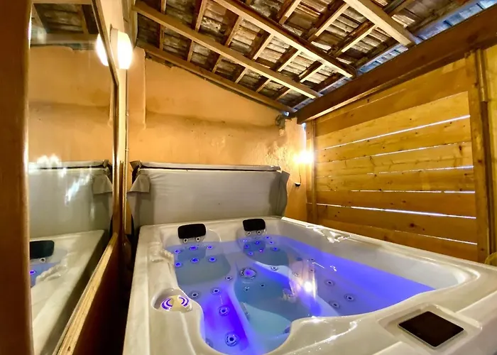 Patio, Jacuzzi Professionnel, Table De Massage, Climatise, Le Cocon De Pedro