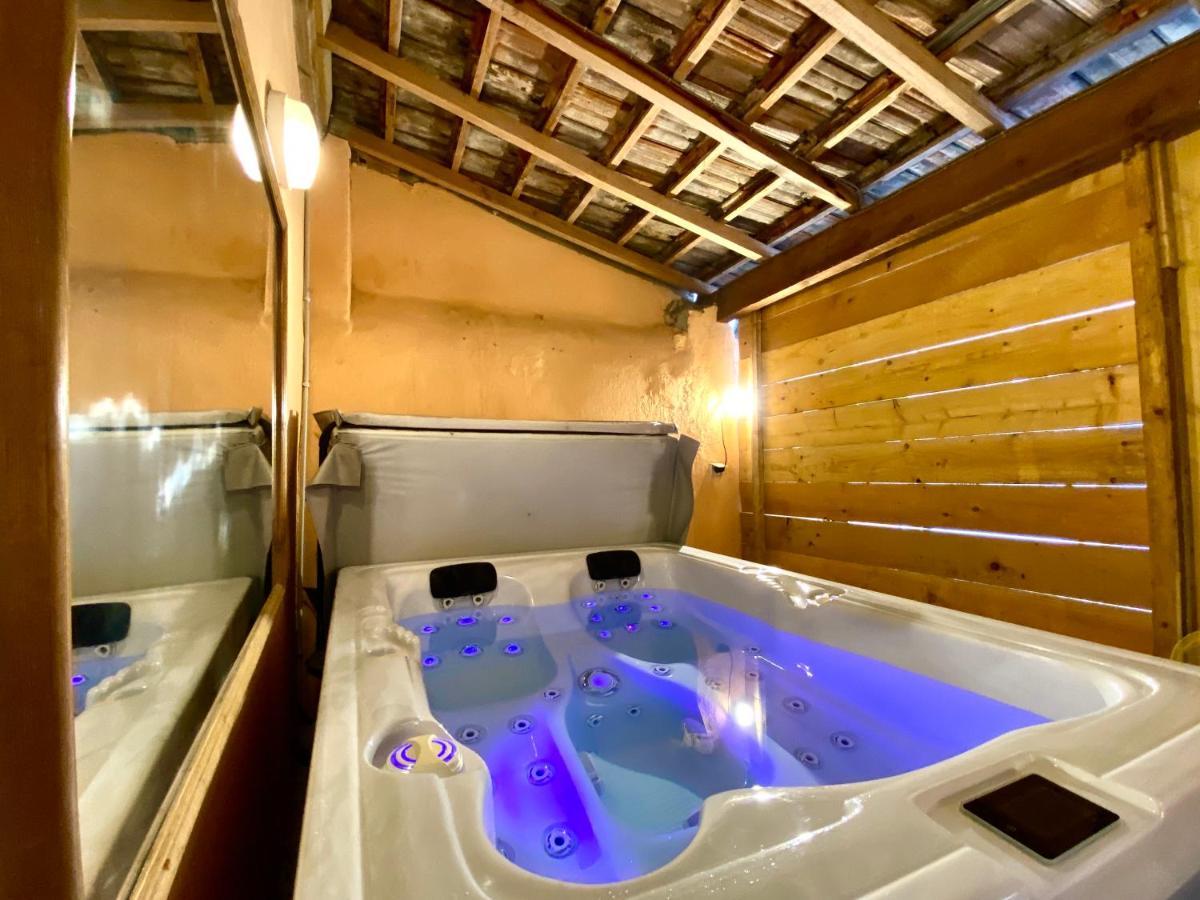 Patio, Jacuzzi Professionnel, Table De Massage, Climatise, Le Cocon De Pedro Apartment *